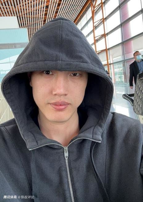 第8分钟，巴萨左侧开出角球，罗贝托小禁区前的头球攻门被马克西米亚诺神扑化解。
